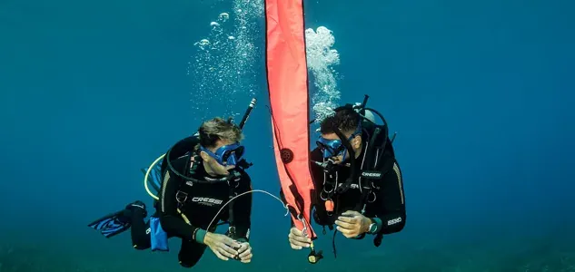 Búvár mélyvízi merülés közben jelzőbójával – Nitrox és Deep Diver
