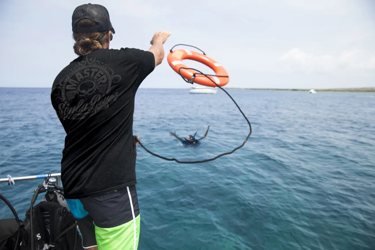 Oktató mentőgyűrűt dob a hajóról – PADI Search and Recovery Diver