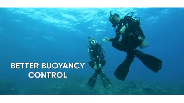 Két búvár lebegés közben a víz alatt – PADI Peak Performance Buoyancy